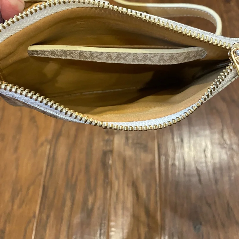 Michael Kors belt bag - Picture 2 of 5